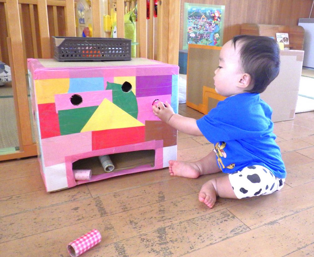 身近な人や玩具に興味をもって、遊ぶ姿がみられるようになってきました！


ポットン落としを楽しむTくん
小さな筒を穴に入れていく・・・
手作りだから、入りにくいところや入らないところもあって、それが考える力を育んでいます

Tくんは入らなかったら違う場所を試して、入るまでチャレンジ！
入ったら側で見守っている先生を見て、『出来たよ～！』と、拍手をして教えてくれます♡