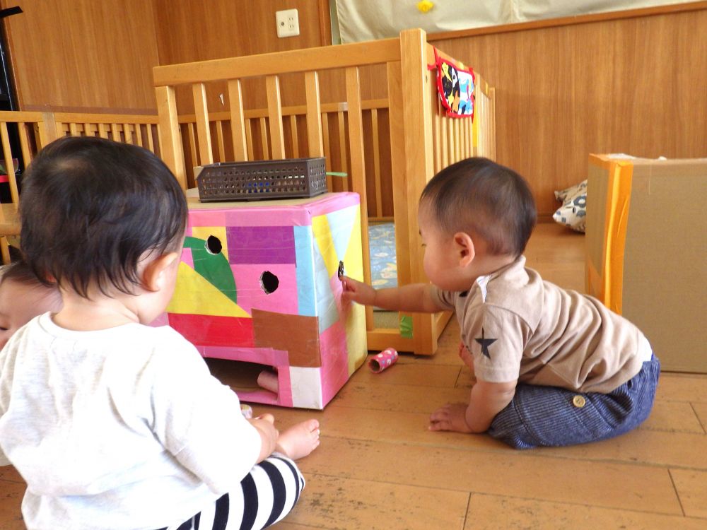 Tくんが遊んでいる姿を見ていたSくん
同じようにやってみる！
入ったら拍手をして嬉しそうにしていました♡

転がって出てくることを知っているTくんは、出口から出てきた筒を取ってはSくんに渡して、二人で繰り返し楽しんでいました！