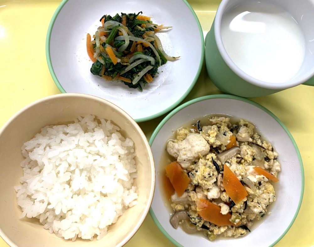 麦ご飯

いり豆腐　　

三色野菜のナムル

牛乳