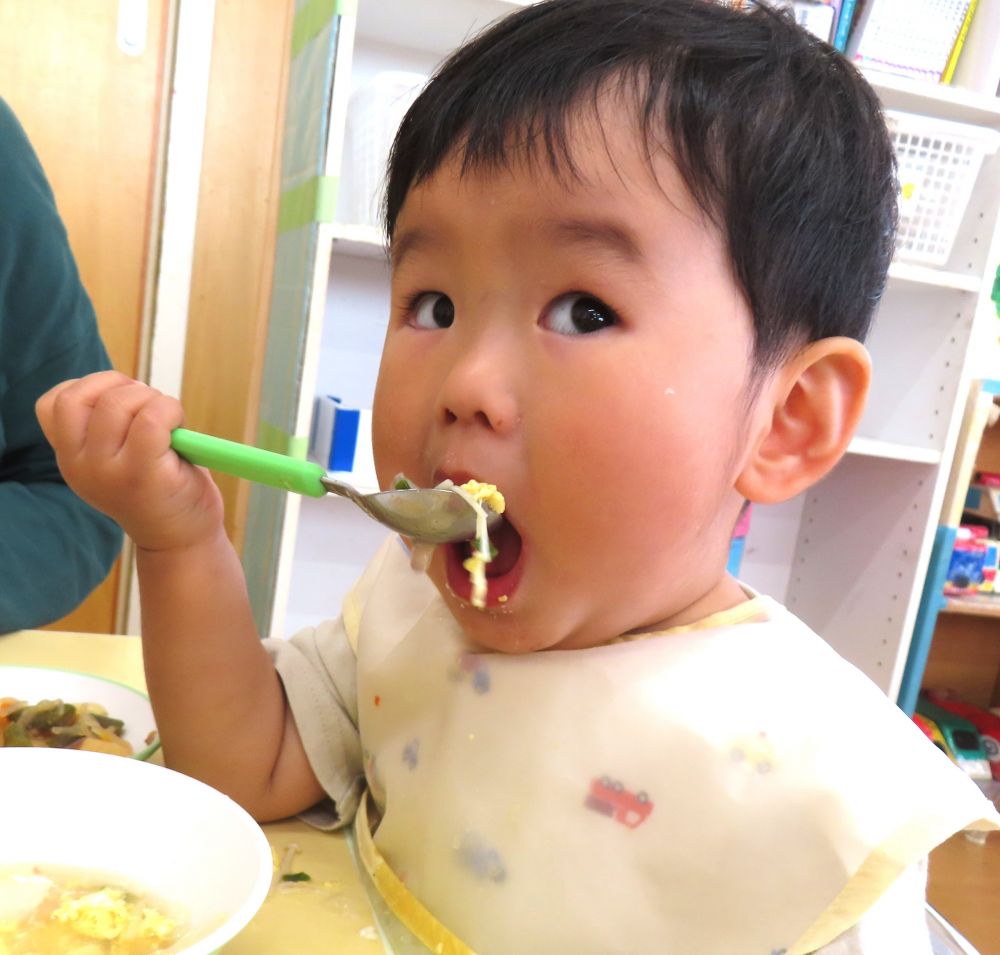 今日の給食は「豚じゃが」と
「カニカマとえのきのスープ」でした。

蒸し暑い日が続いて、体調も崩れやすい時期
元気いっぱいに遊んで、毎日を楽しく過ごして欲しいです😊
🐤大好きな卵入りのスープをたくさん食べてくれました。