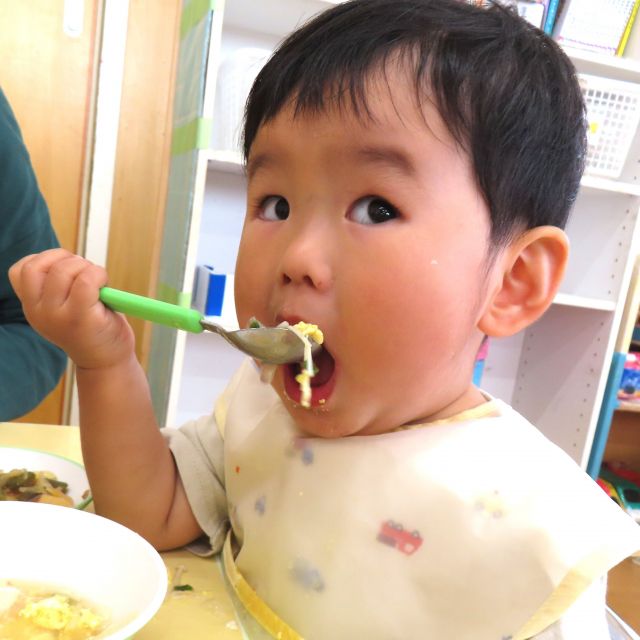 ＊　給食時間の様子　（すいみい保育園）　＊