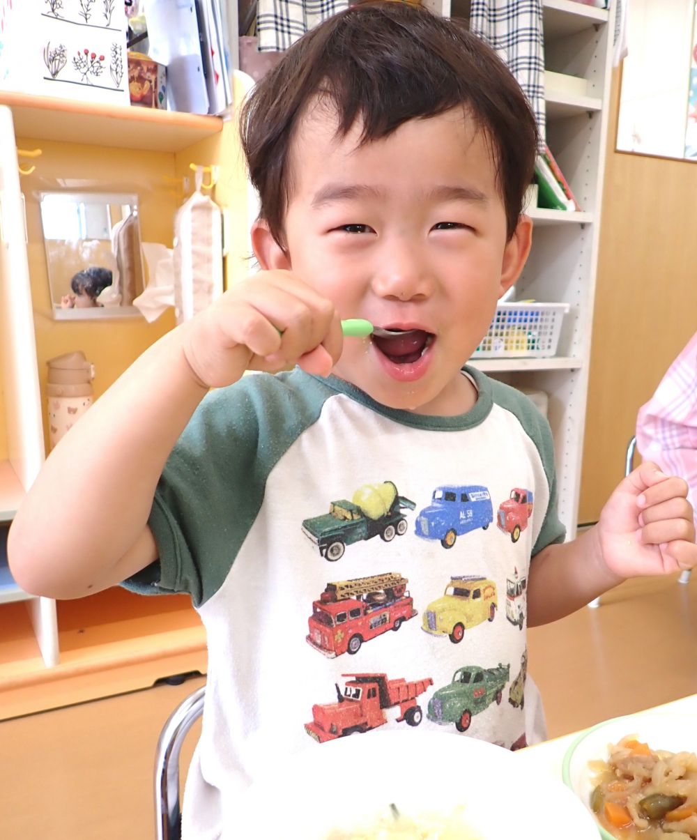 🐻いつもニコニコな笑顔を見せてくれます✨
お友達と食べる給食はやっぱり嬉しいね💕