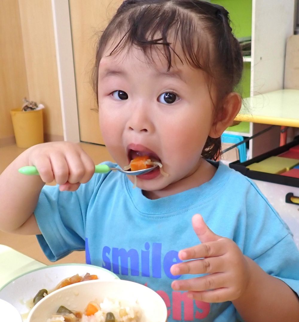 大きな口を開けて
もりもり食べている様子が見られました♪




