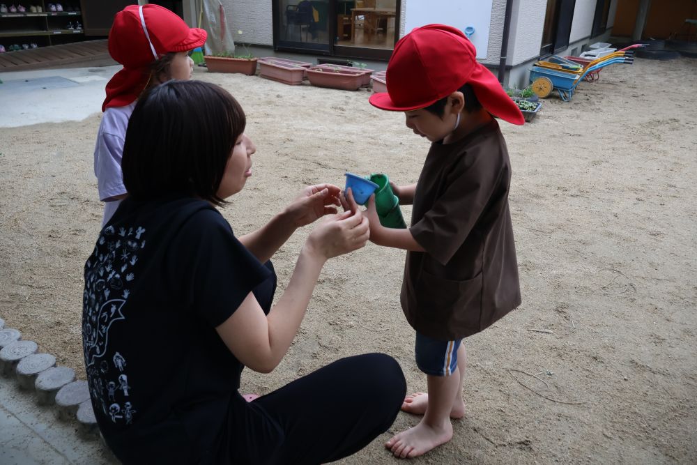 友達の面白い遊びにすぐ気がついたのが、Mくん🤭

Mくん「せんせ～！！ココアのみたいでしょ！？はい、どうぞ！」

自分でも出来たことが嬉しくて、先生や友達にいろんな飲み物をお届けしてくれました～！