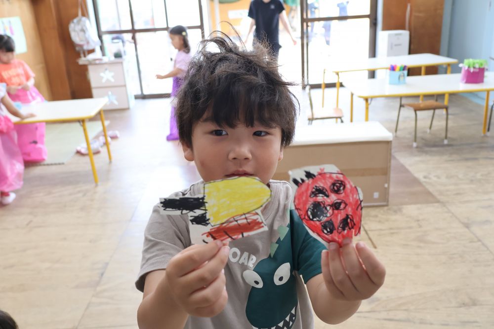 散歩でも園庭でも大好きな虫探し！！

捕まえるだけじゃなく、図鑑や絵本と見比べたり、捕まえた虫同士の大きさを比べたり・・・いろんな楽しさを見つけていました。

Jくんは、今まで見つけた虫や好きな虫を描いて、自分だけの夢の虫かごづくり✨
Jくん「てんとう虫と、ヘラクレスオオカブト！今オニヤンマもかいてるよ！」
まるで宝箱みたい✨