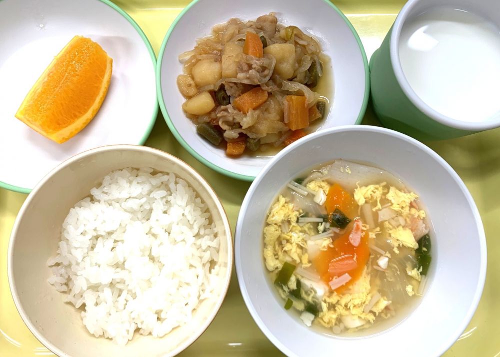 ご飯

豚じゃが

カニカマとえのきのスープ

オレンジ

牛乳