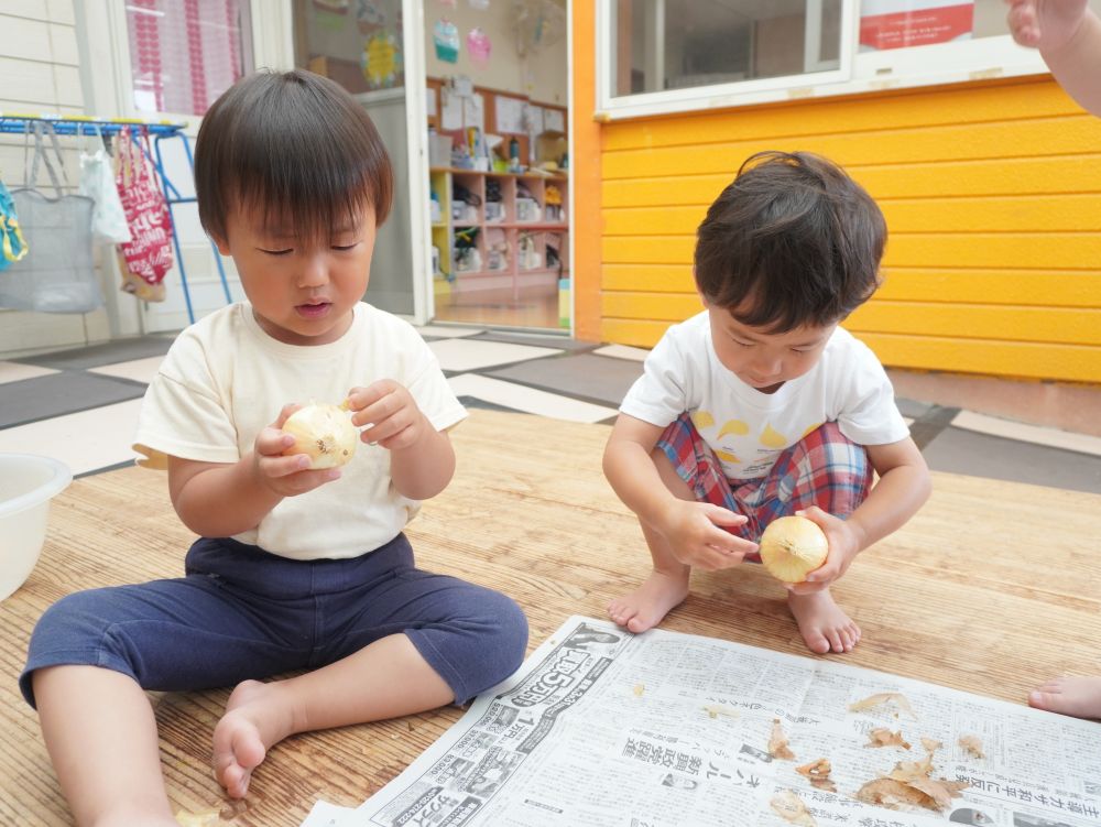 玉ねぎの皮むきに挑戦！
見て　触って　匂って　
五感を感じて楽しむ♡
色の変化や大きさの違いにも興味を示していました♡



「なんかちょっとできないね～」
意外に難しい皮むき・・・
指先を上手に使っていきます！