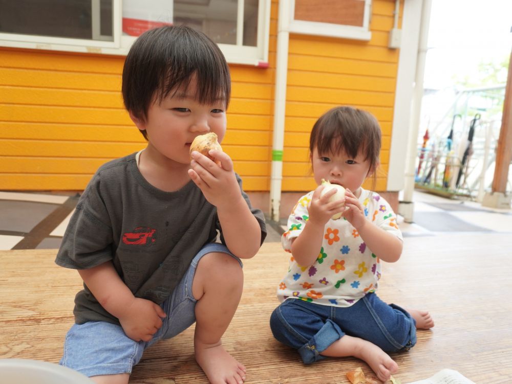 「なんか変なにおーい♪」
「玉ねぎ涙でてくるよ～」
匂ったり目をしょぼしょぼさせたりしながら
皮むきに夢中に♡