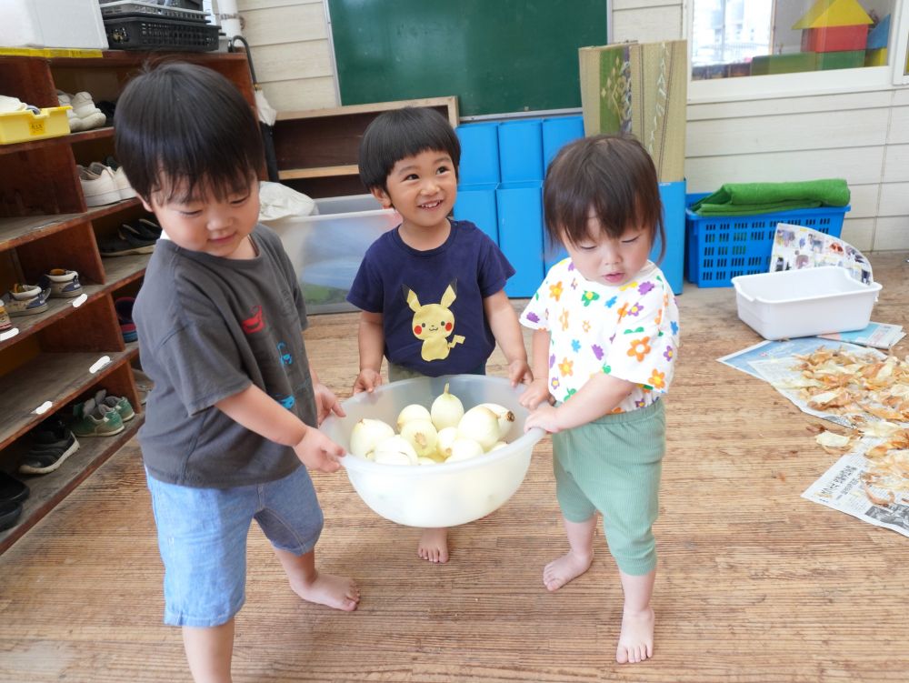 剥げた玉ねぎは給食室に持っていく！
「よいやさーのよいやさ！」
「よーいよーいよーいよーい♪」
終始楽しんでいた3人でした♡