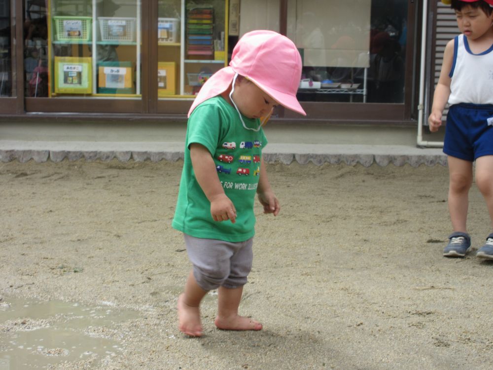 少しずつ気温も高くなり、日差しも強くなってきました☀
園庭ではちゃぷちゃぷと水を使って遊ぶ、クマ・ヒヨコ組さん🎵

裸足で泥の感触を楽しむRくん！
そ～っと足の裏で感触を確かめています👣
不思議な感覚が面白いね✨