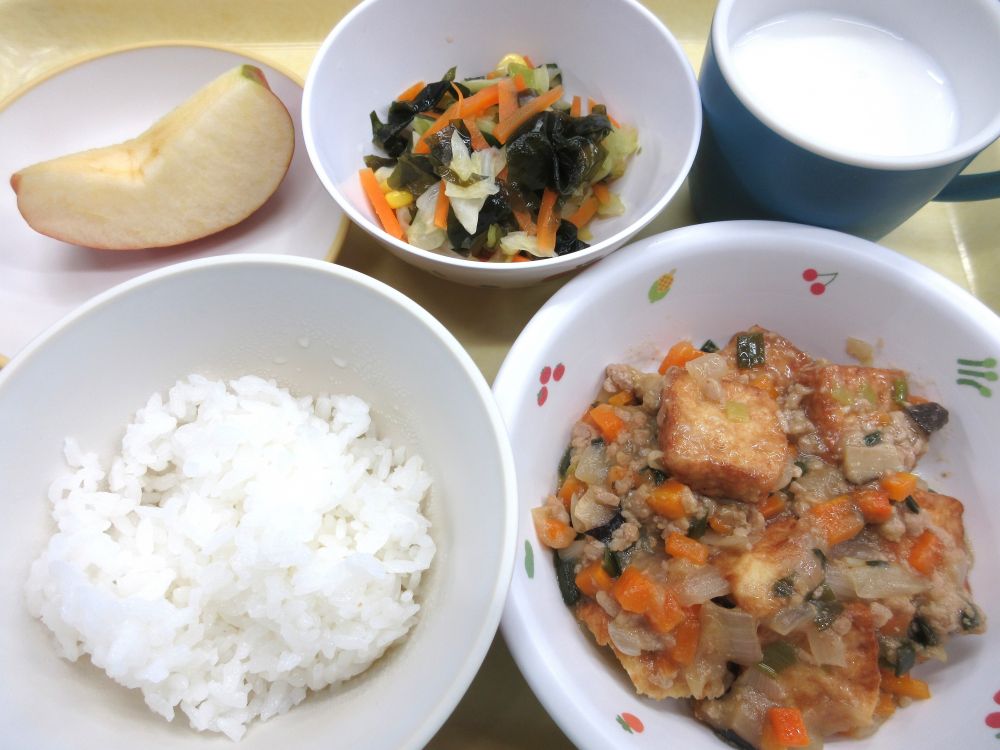 ご飯

厚揚げのコロコロマーボー

あまずわかめコーン

りんご

牛乳