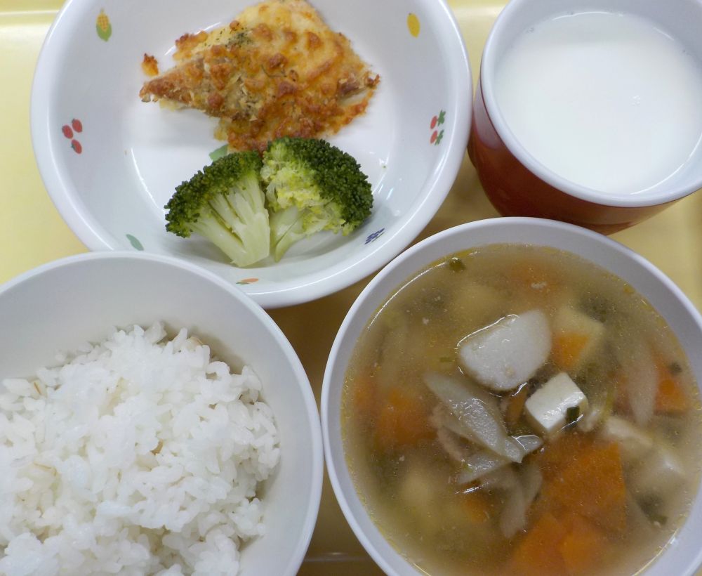 麦ご飯

赤魚のみそマヨチーズ焼き

ゆでブロッコリー

けんちん汁

牛乳