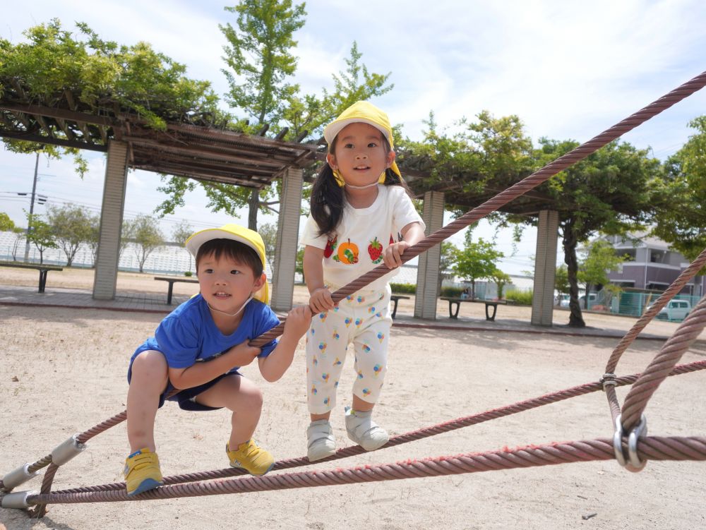 「散歩行きたいね～」
「滑り台したいなー」
「東尾道公園？」
「ゾウ組さんと行きたいな～」
こんな会話ができちゃうクマ組さん！！
散歩に行く場所は先生とみんなで話して決めています♡



遊具で遊びたい！との要望で
高西公園に来ました♪
ロープを登ったり・・・