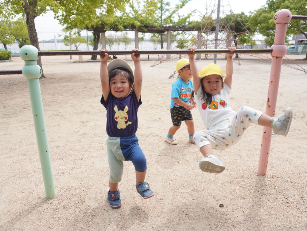 鉄棒にぶら下がったり・・・
友達と一緒に遊具で楽しむ♡