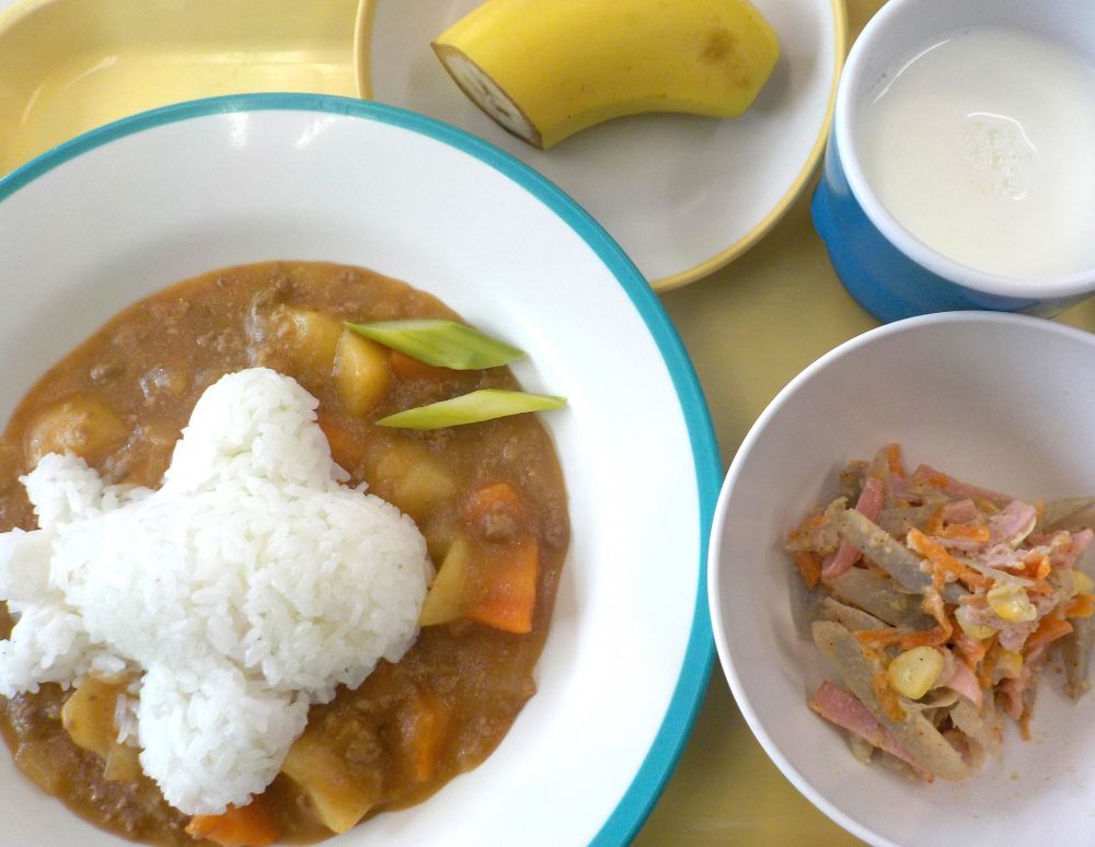 アスパラカレー

ごぼうとコーンのサラダ

バナナ

牛乳