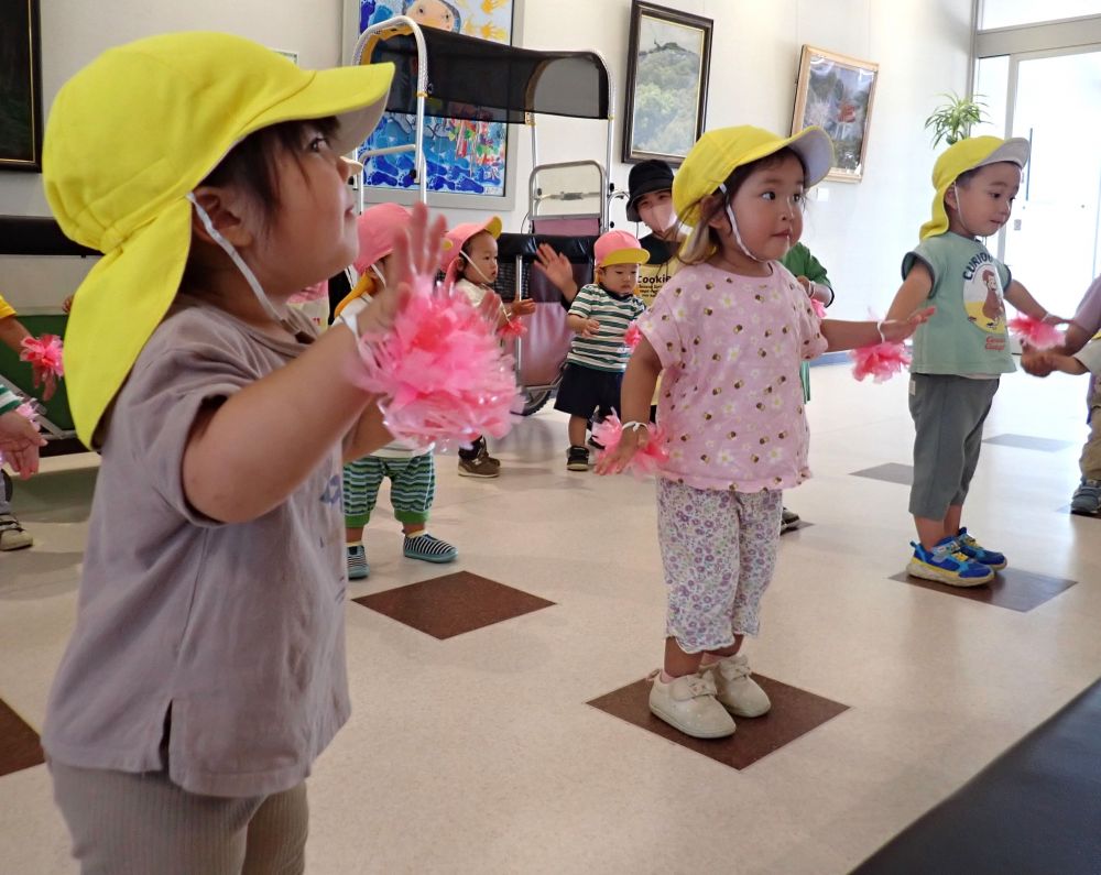 「かわいいさくらんぼ🍒」のダンスを披露します。