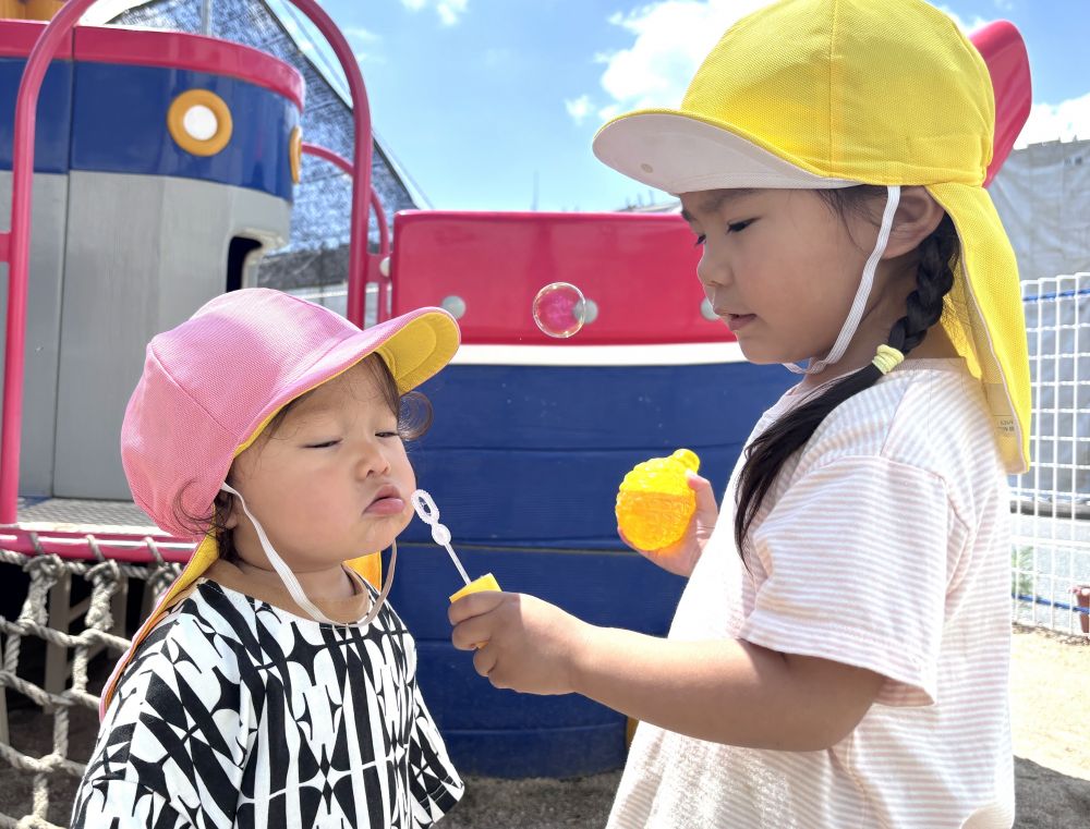 「フーしてごらん」　「シャボン玉、でたね」
おねえちゃん、やさしいね💖