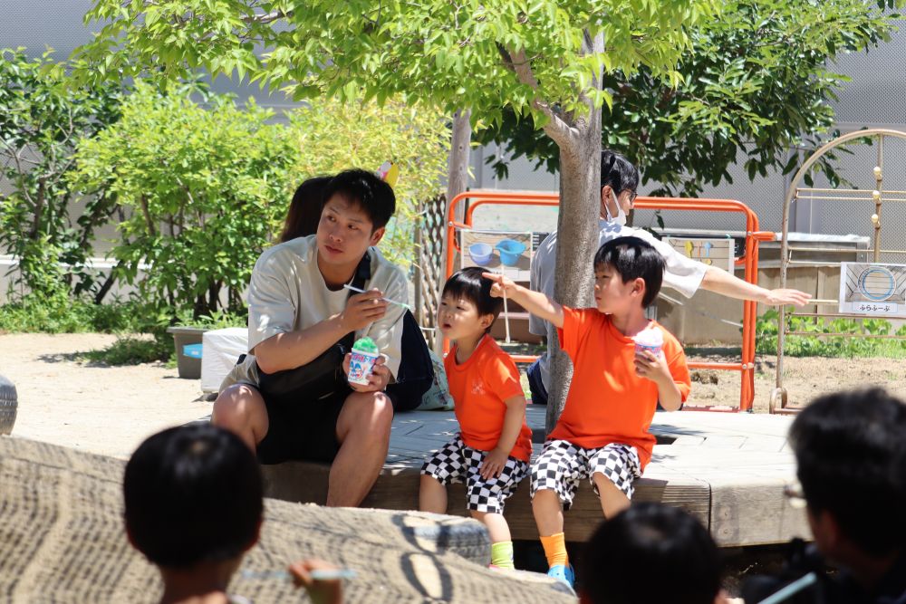 【かき氷】

松浦先生が作ってくれる　フワフワかき氷♡
自然の中で・・　ウッドデッキに座って食べると更に美味しさアップ！！
