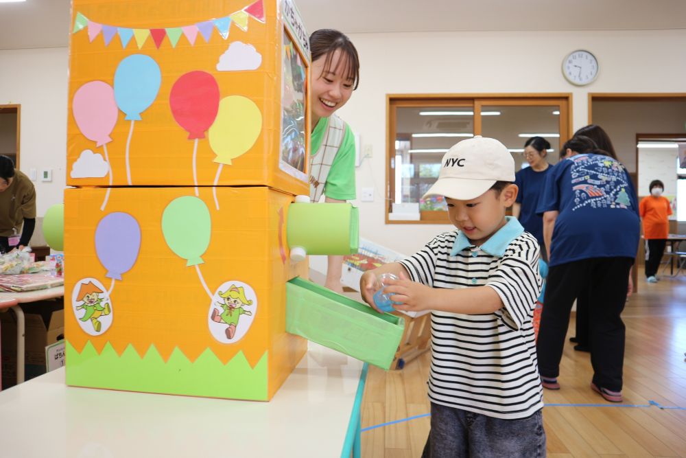 【ゲームコーナー】
新登場！！！　美穂先生作！！！　がちゃがちゃ☆
研究に研究を重ねて作られています

家族や友達と一緒に♡
なにが出るかわくわく・・・♪