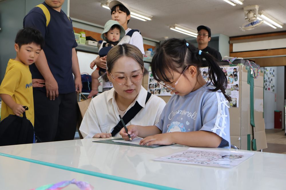 今日は楽しみにしていた保育参加
一緒に西則末公園に行き
虫探しや遊具、自然物を拾って
園に帰ってきて遊んだよ♪


今日はお家の人にもいろんな遊びを見てもらいたい！！
まずは、毎日コツコツ集めているシール帳♡