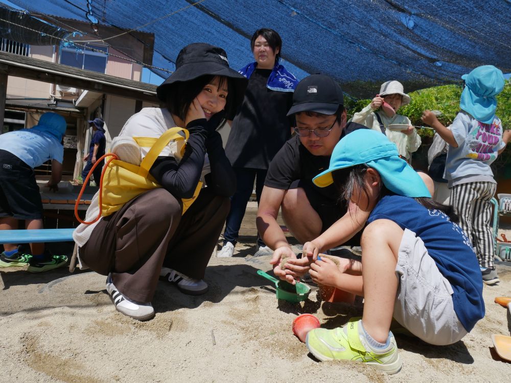 門田に戻ってきてから…

いつも友達や小さいクラスの友達に
サラ粉や泥団子の作り方を教えてくれるFちゃん
今日はお父さんと完成を見せ合いこ♡
「サラ粉作っとんよ！！」
「え！！そんなやり方あるん？」
私たちも子ども達から教わった新しいサラ粉の作り方
みんな遊びを広げる名人です✨