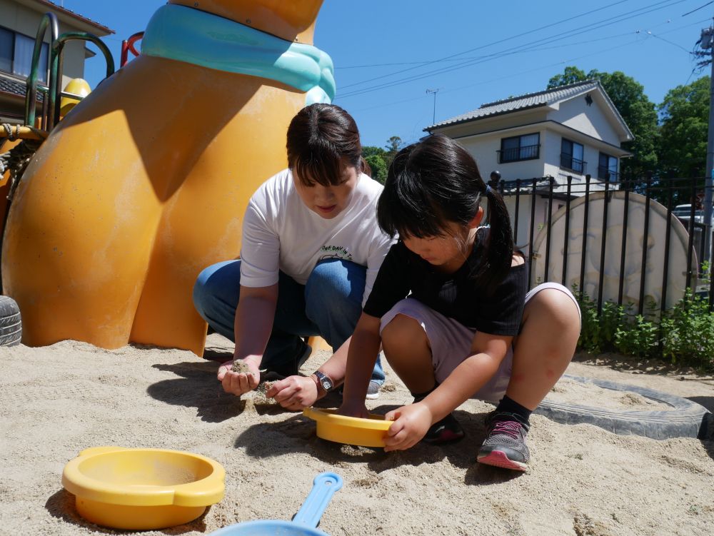 Cちゃんも最初は水の量が難しく
崩れてしまうことが多かったですが
毎日毎日挑戦することで出来るように！！
お母さんも作ってみると…
「あー崩れてきちゃった！！」
子ども達の経験したことを体験し
一緒に気持ちを共有できました♡
