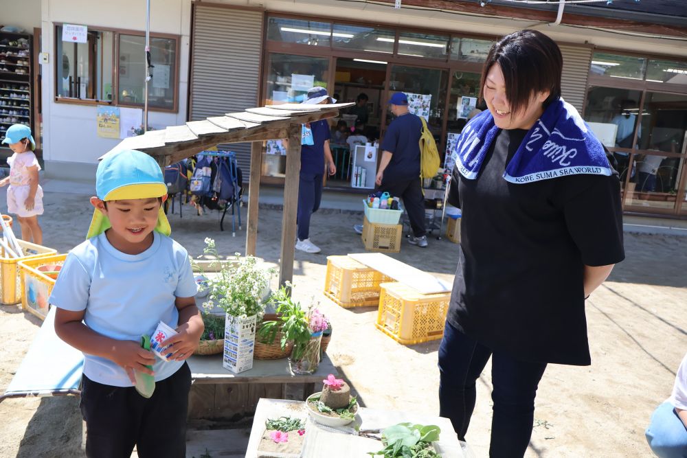 だんだん暑くなり、草花も減ってきましたが
ケーキ、水あめ、焼きそば、ご飯など
草花を使ったごちそうを作る男の子たち
今日はお家の人に食べて欲しくて
机いーっぱいに並べていました♡
