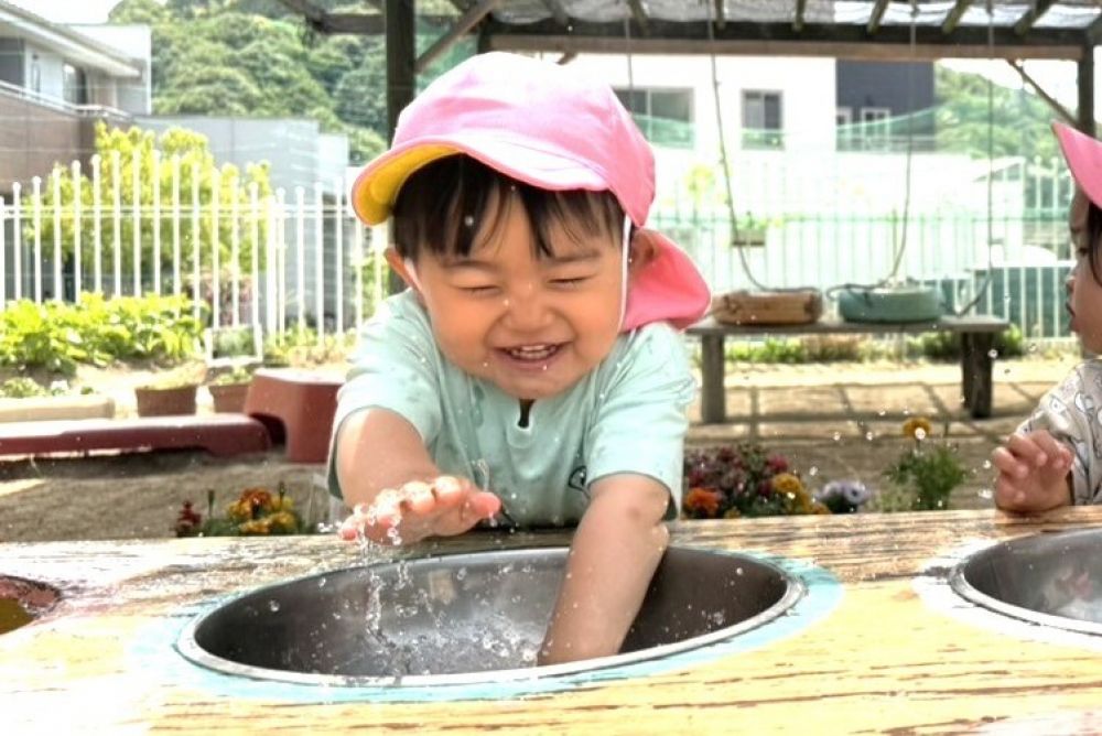 気温が上がって、水や泡遊びが楽しい時期に・・・♡
手や体で感触を楽しんでいます！


たらいの水を手でバシャバシャ！
水を叩くと、水しぶきがたくさんあがって大興奮のU君！！