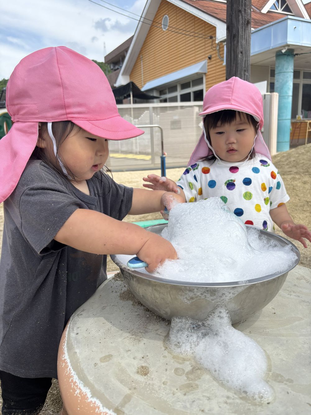 水と泡をたくさん混ぜてみると、大きな泡が完成！！！
触って楽しむRくんと泡が気になるNちゃん・・・
近くまで来て、泡を見たり指でそっと触って楽しみます