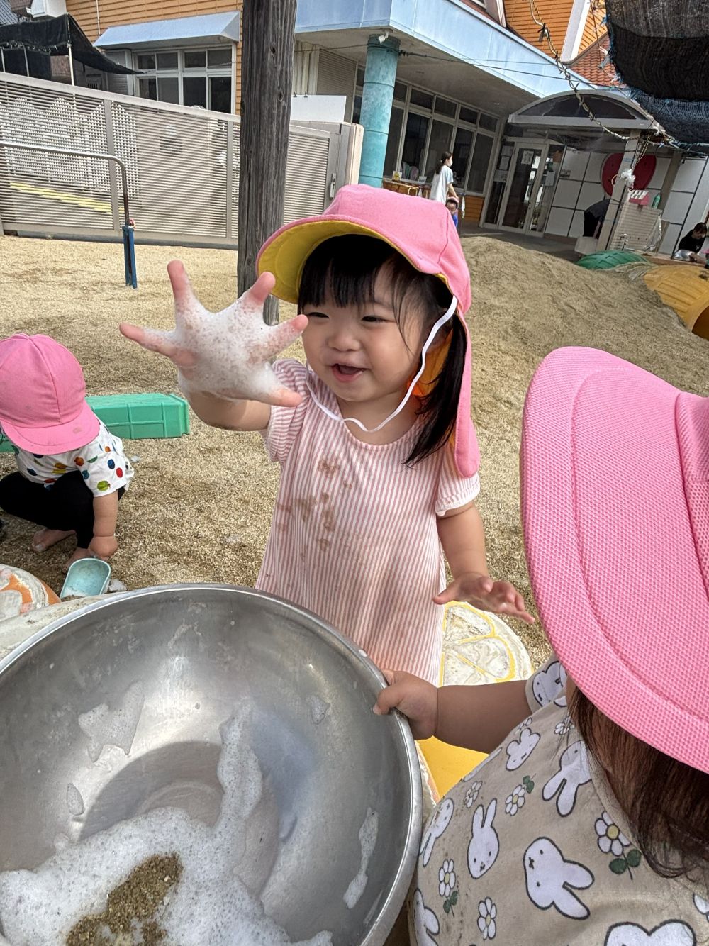 泡に手をつけると・・・
手にくっついちゃった～！！
触るとフワフワ、モコモコで気持ちいい♡

感触を思いっきり楽しみました！