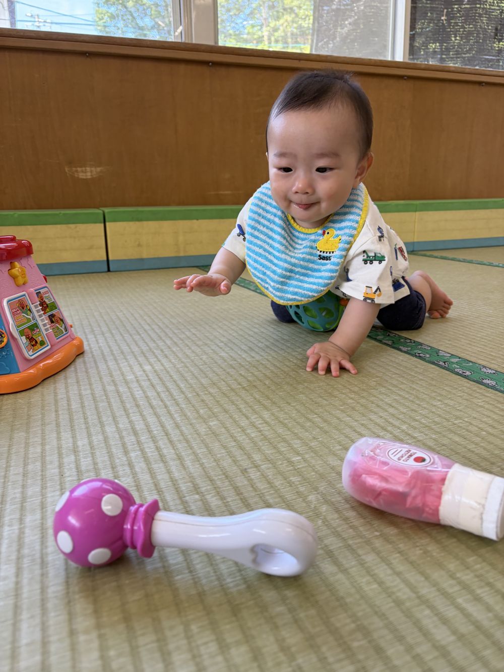 おもちゃを見つけてハイハイ！！
にこにこのOくんです。