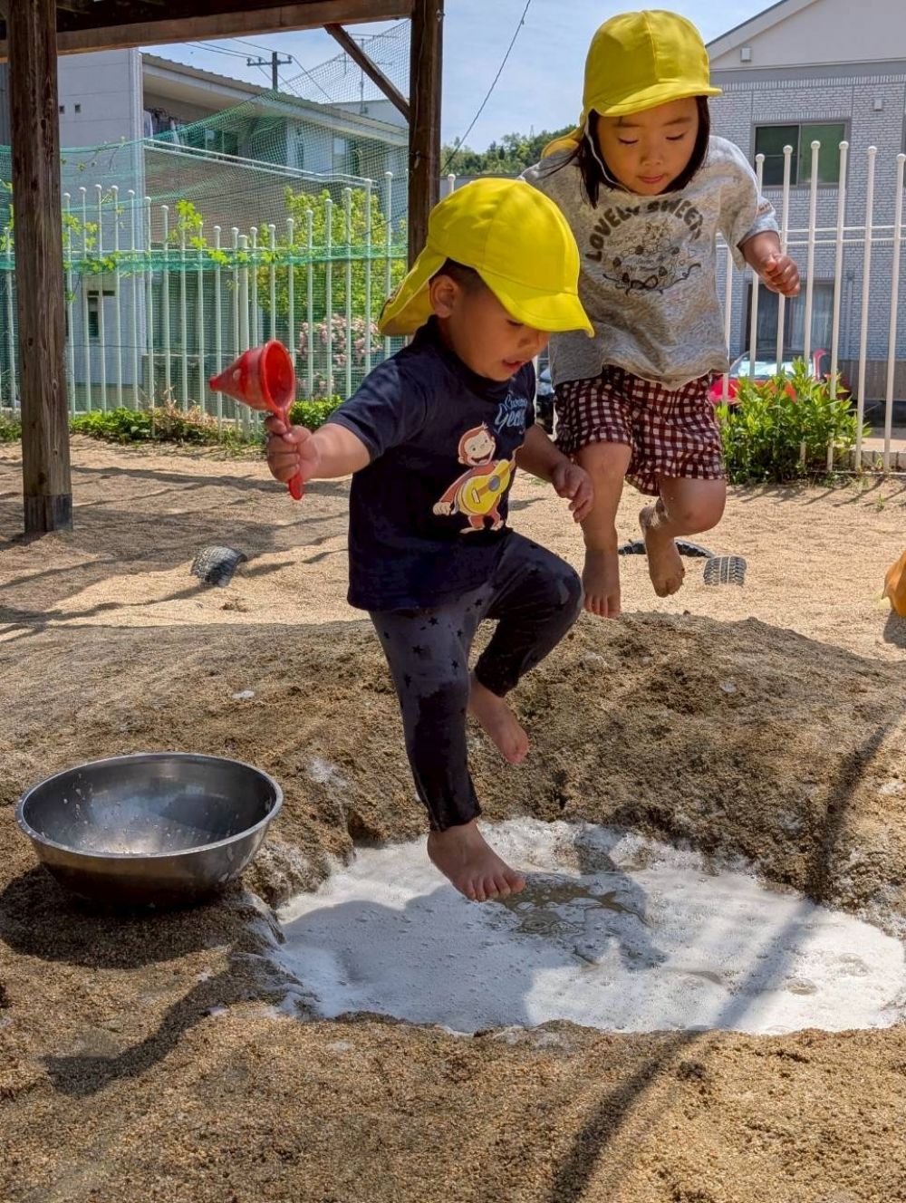 穴を掘って、
出来た穴に水と泡を入れて…

「とびまーす！！！」
これ、やりたくなるよね～☺️

