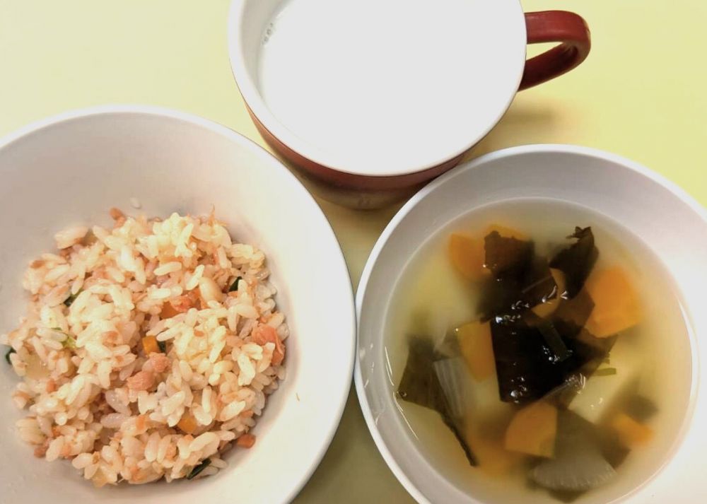 鮭チャーハン

わかめスープ

牛乳