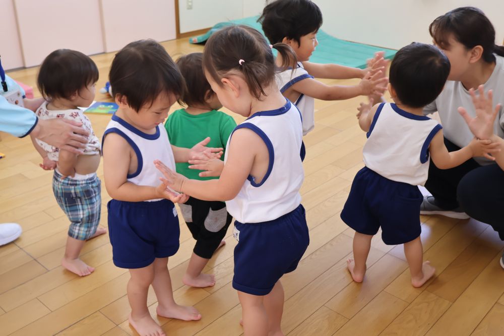 5月から楽しみにしていたマラソンを始めました♪
「ピッピ、ファイトする～！！」とやる気満💪

まずはみんなで準備体操🎵
サンサン体操、ラーメン体操など
お兄ちゃんお姉ちゃんたちがやっている曲を
よく知っている子どもたち😊

最近はケロポンズの「ひっつきもっつき」
という曲がお気に入り♡
手と手がくっついた～✋✨
