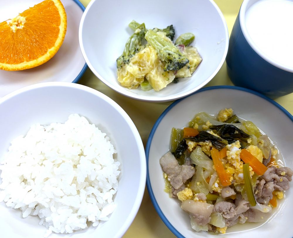 ご飯

豚肉と小松菜の中華卵炒め

さつま芋ブロッコリーサラダ

オレンジ

牛乳