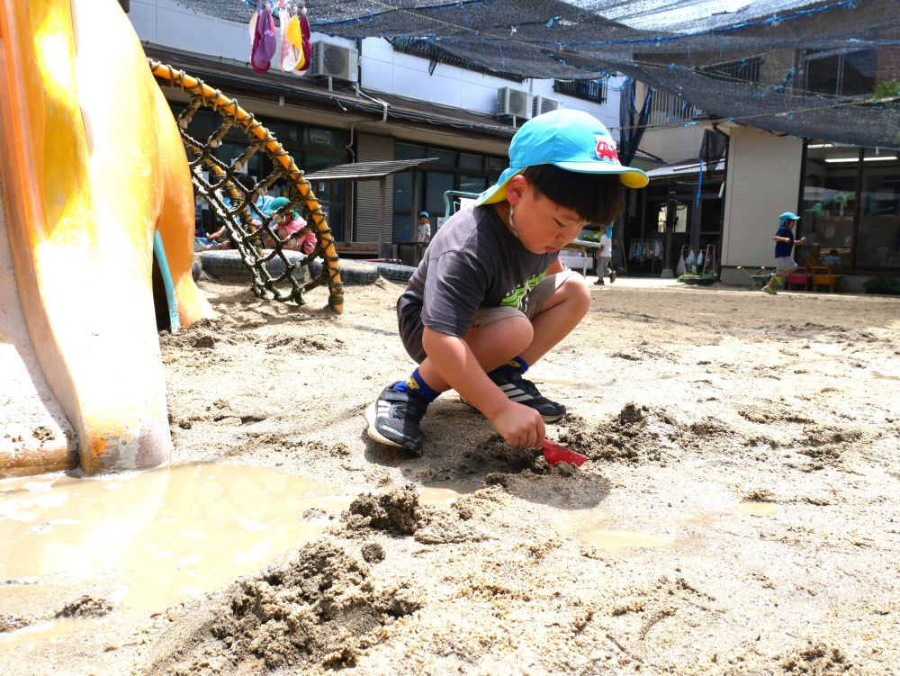 雨上がりの後はなんだか楽しい♡
裸足になり思う存分泥遊び♪

すべり台の下にたまった水たまり…
その水を埋めようと土を掘っていると
「あ！！すげえ♡道になっとる！！」
「右も！！左も！！」　と
どんどん迷路をつなげていくAくん♡