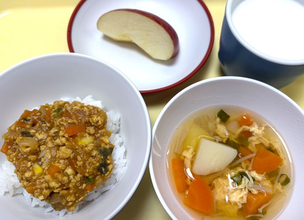 豆腐のあんかけカレーそぼろ丼

かき卵汁

りんご

牛乳