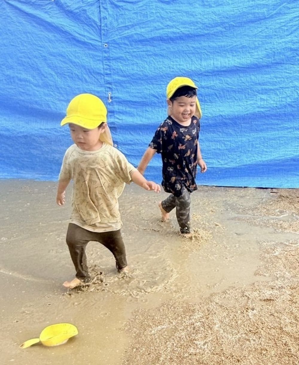 雨上がりの楽しみと言ったら…
園庭にできた大きな水たまり！！😆

思い切り駆け抜けまーす🏃‍♂️
「まてーまてー」と、友達と一緒に☺️