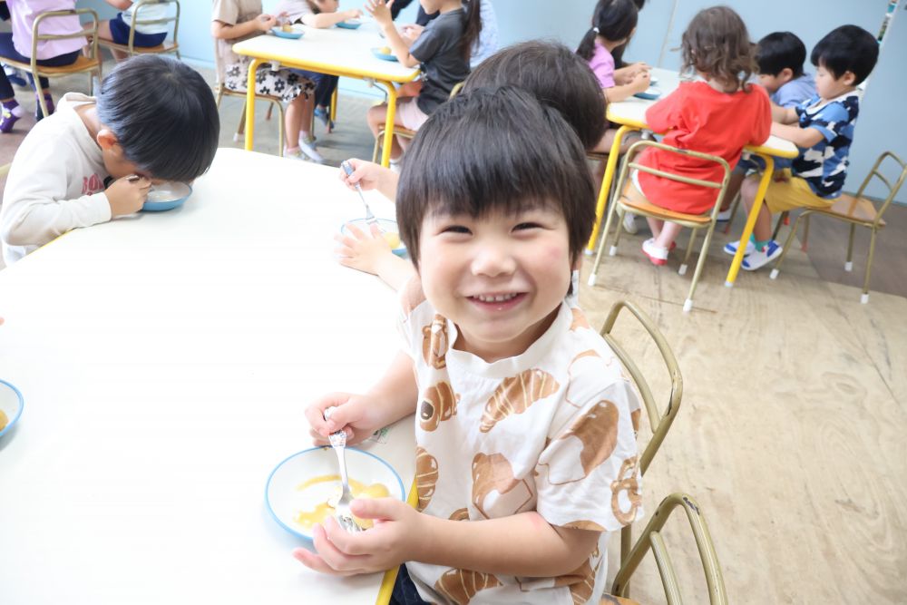 「いただきまーす😋」
「あっっつい！！」
茹でたてホクホクのじゃがいもは熱々！


「フーフーしよっ！」
と少し冷まして ・ ・ ・ 

改めてかぶりつくと
「おいしーーーい♡🥔」

あっという間に
小さなじゃがいもたちは
ゾウ組さんのおなかの中へと
消えていきました

「おかわりある？」　「次は何の味にしようかな！」

自分たちで収穫したじゃがいも🥔
とってもおいしくて大満足！
みんなと一緒に食べるのも
これまたおししい♪

ちょっと苦手だな ・ ・ ・ 食べたことないな ・ ・ ・
と感じる食材も
菜園活動や食育活動を通して
少しでも興味を持ち
「おいしい♡」　と感じることが出来るように
これからも様々な食材に触れていきたいと思います！
