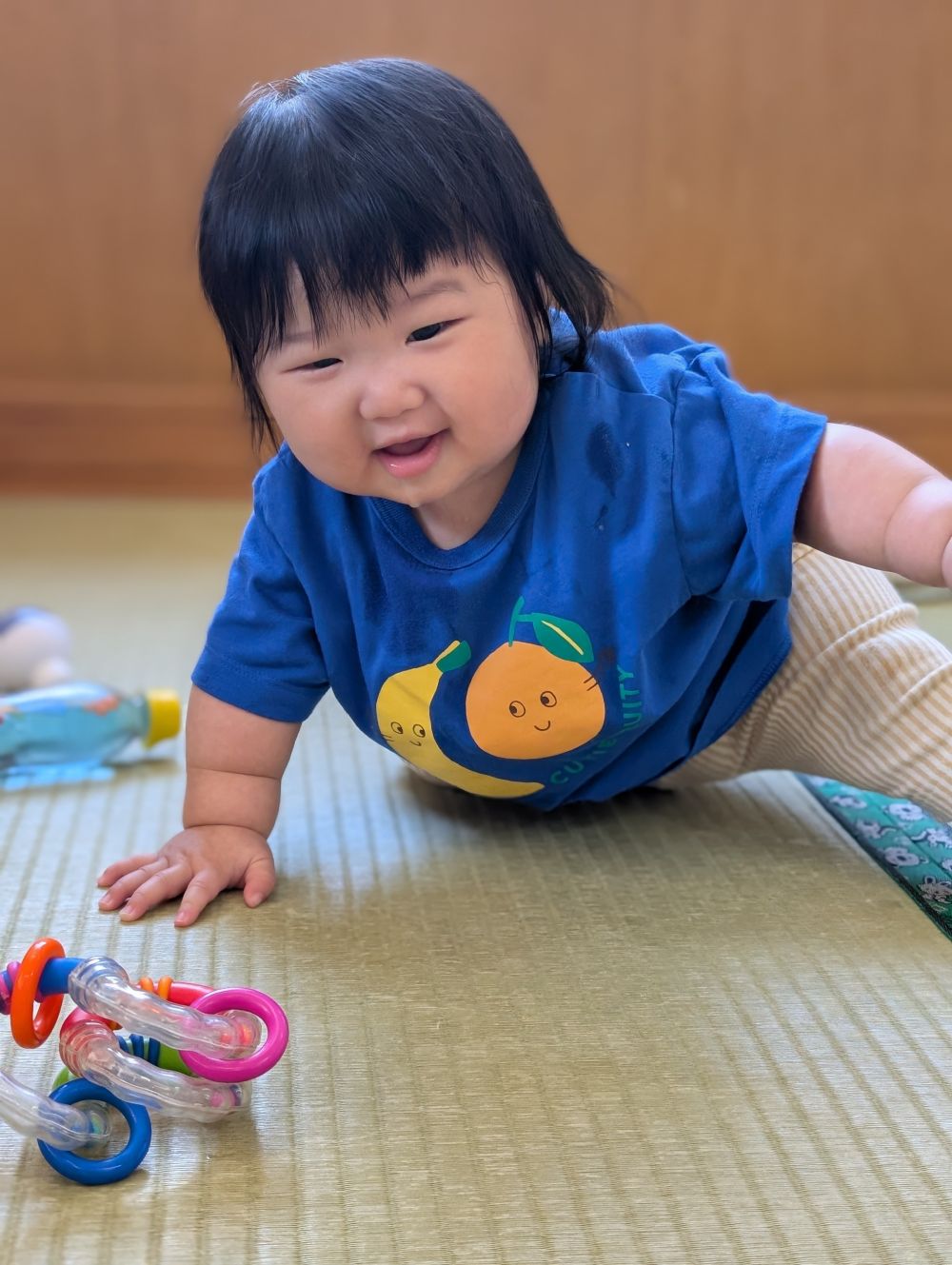 最近ハイハイができるようになり、
一人で座れるようになったRくん。
行動範囲も広がり、楽しそうに過ごしています。
