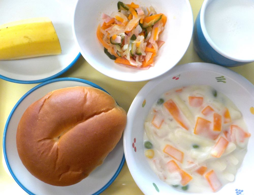 ロールパン

マカロニのクリーム煮

大根マリネ

バナナ

牛乳