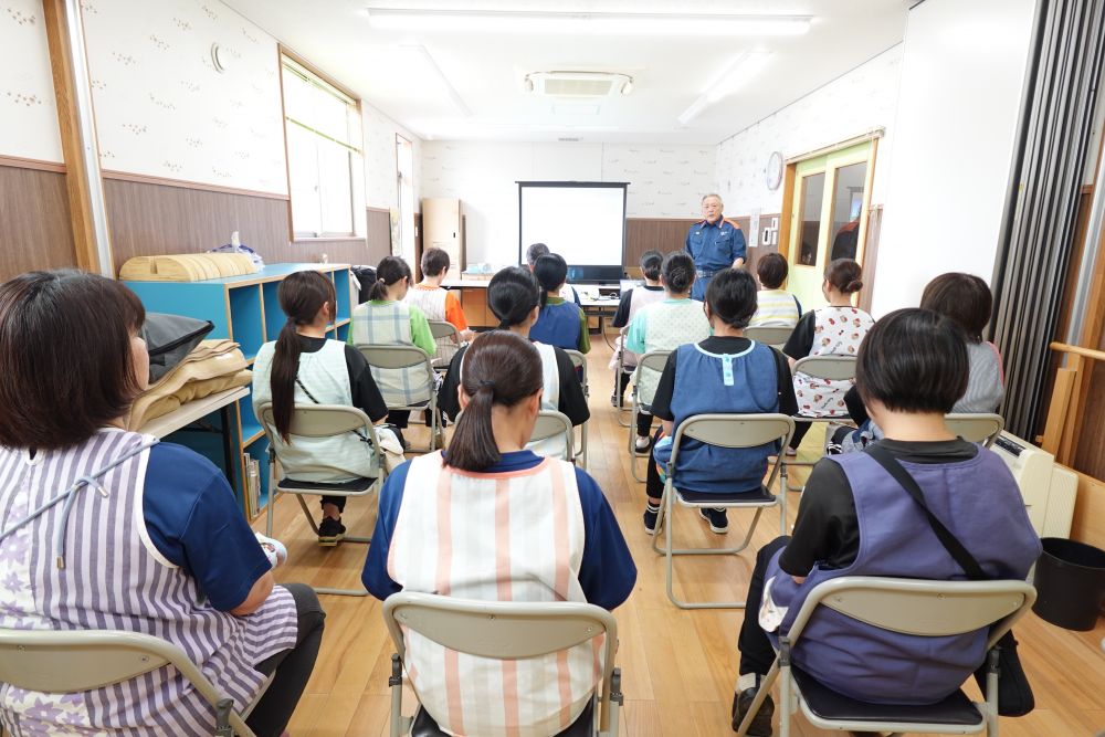 今年も園庭にプールを設置してもらい、
子ども達は大きなプールにワクワクしています♪

プール開きは６月16日ですが、今年も事故無く楽しいプール活動になるよう
プール遊びの準備に合わせて、尾道消防署、警防課の職員の方に来ていただき、
緊急時に備え2日間の救命講習を受講しました



