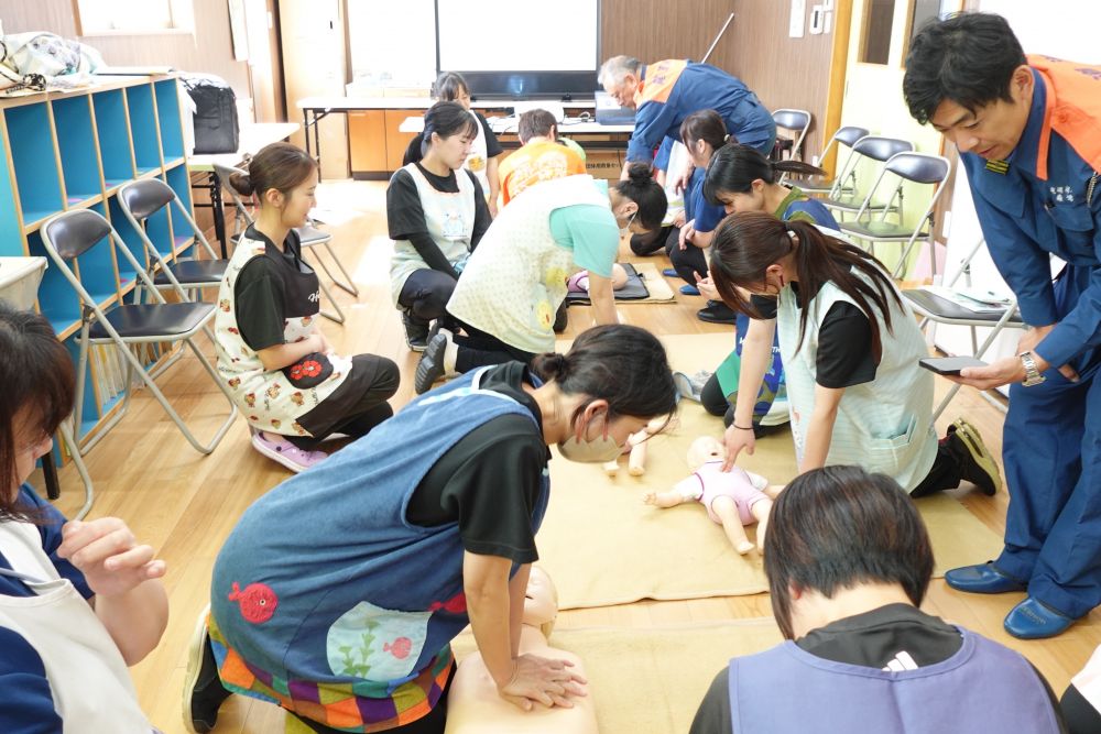 大出血時の止血、窒息や心肺停止時の方法等、
もしもの時に子ども達の命が守れるよう学び、
心肺蘇生法では色々な場面を想定して繰り返し訓練をしました

予防に努めつつ怪我や事故なく楽しく過ごせるよう努めていきたいと思います







