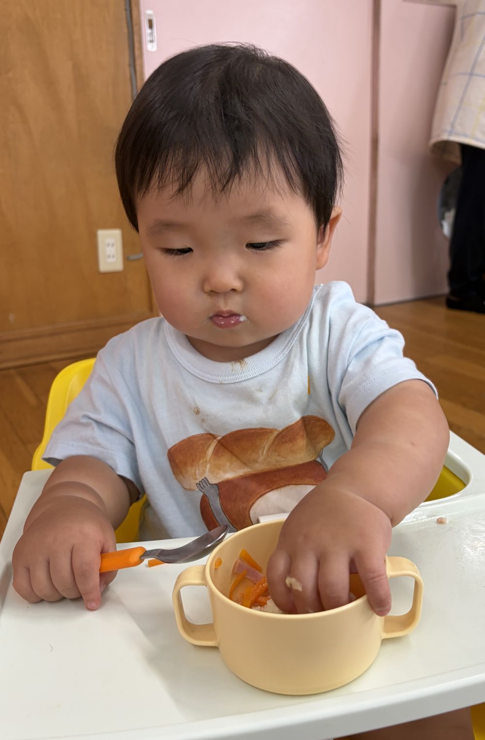ウサギ組さんの給食の様子をのぞいてみると、
みんな「はやくちょうだい！」とアピールしながら
もりもりと食べてくれていました。

いつもおかわりまで食べてくれるDくん。
入園したころは苦手だった手づかみ食べに挑戦し、
指でつまんで自分で食べることが
できるようになってきました。
