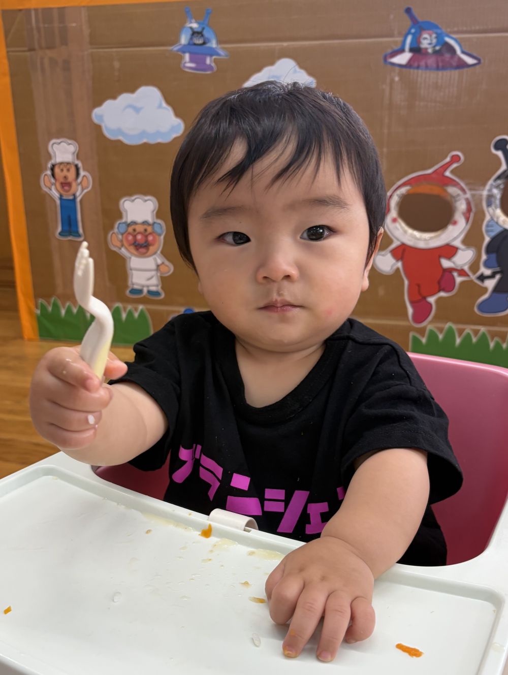 フォークを持って「みて～！」とSくん。

月齢が上がってくると少しずつ食具を持って
自分で食べることにも挑戦していきます。

これからもっといろんなものを食べて、
すくすく大きくなってね。

