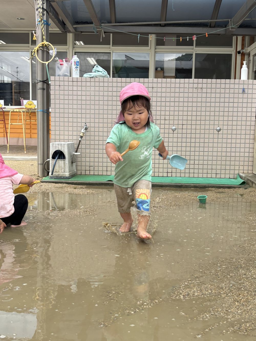 雨が降った次の日・・・
園庭に大きな水たまりが出現！！！


「わーーー！」
水たまりの中を思いっきりダッシュ！！
バシャーン！と水が体にかかって、気持ちいい♪


