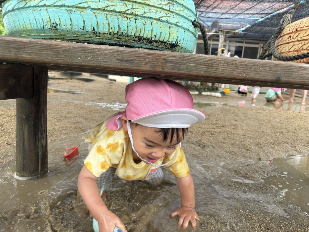 トンネルの下の大きな水たまりを発見！！
水たまりを歩いたり、くぐったりが楽しいA君
何度もくぐってみます♡


