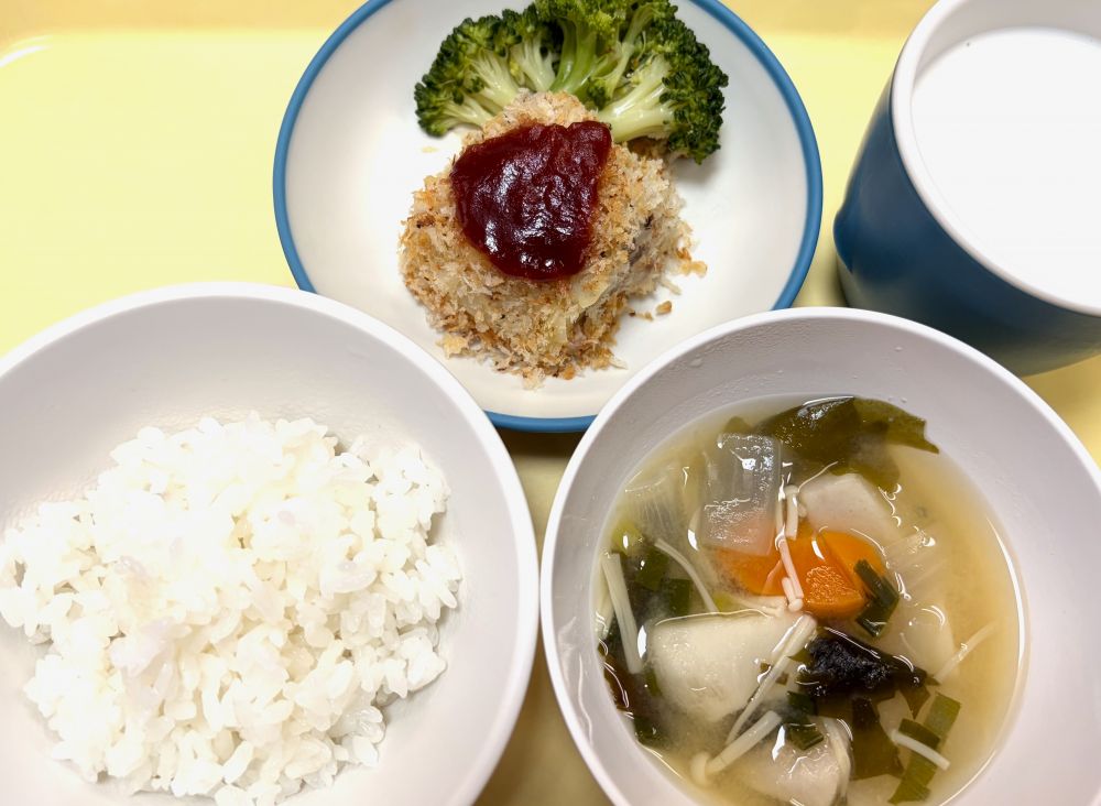 ご飯

スコップコロッケ

ゆでブロッコリー

たまねぎのみそ汁

牛乳