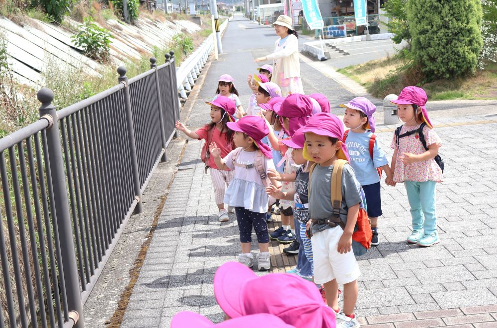 それぞれの場所によって
見つけるものや気づくことが違っておもしろい！
友達と楽しみながらのんびり散歩を満喫♡



　「どっちからくるかね～？」
　「黄色電車じゃん！」
　「手振ってくれたよ！」
踏切の降りる音やアナウンスの音が聞こえると
ワクワクしながら電車を見たり手を振ったり…！