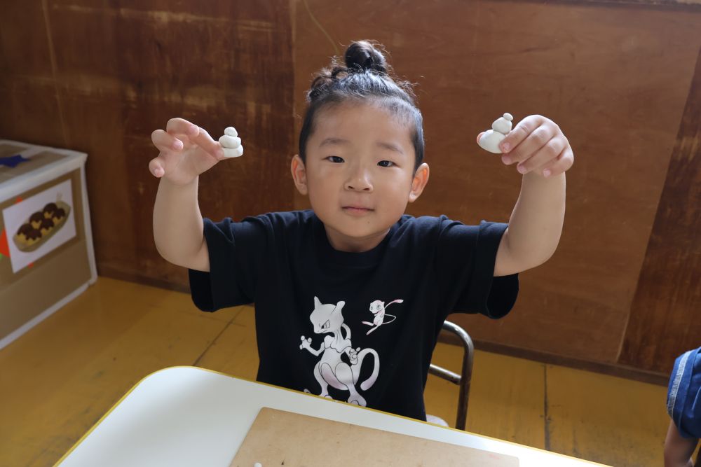 リス組さんになって初めての粘土あそび☆
なにをつくろうかな・・・♪
粘土をコネコネ、まあるくして、上に重ねて、
「ゆきだるまのかんせい！」
嬉しそうに教えてくれたSくんです。